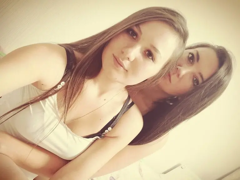 Free AnyAndAmy webcam chat